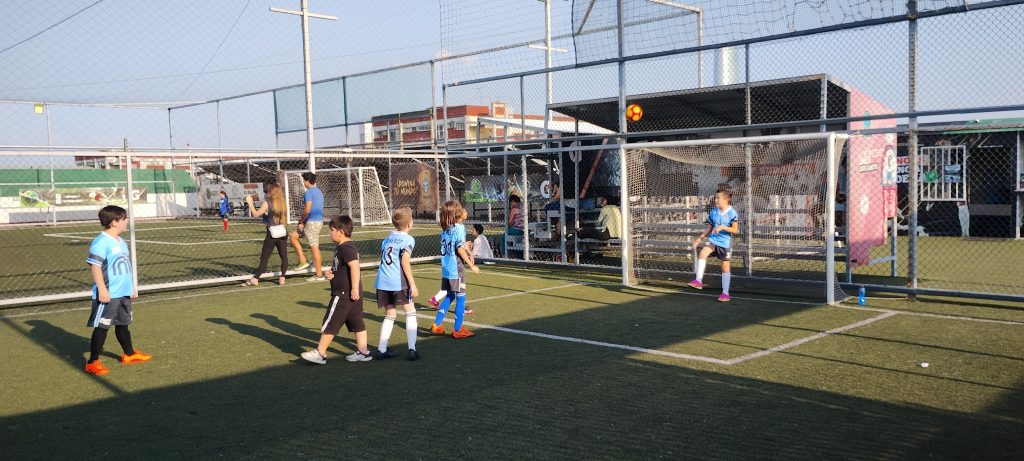 niños entrenamiento nuevo contiente equipo futbol